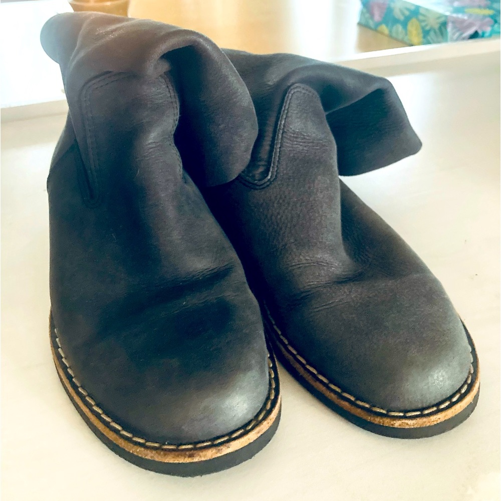 Womens roots leather boots brand new never worn. Size 7.